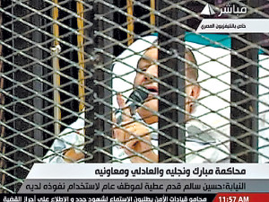Хосни Мубарака доставили в суд на носилках