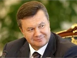 Янукович покрутил баранку трактора