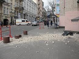Во Львове кусок гостиницы проломил потолок в жилом доме и рухнул на машину