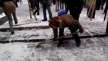 Митингующие чистят Майдан от льда