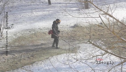 В Крыму снег косят газонокосилкой 