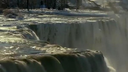 Ниагарский водопад замерз и покрылся льдом