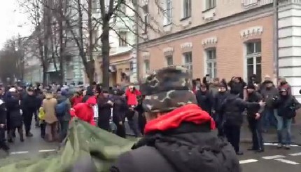 На улице Гуршевского митингующие ставят армейскую палатку