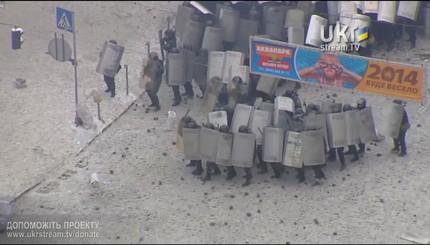 Беркут вытесняет митингующих с улицы Грушевского