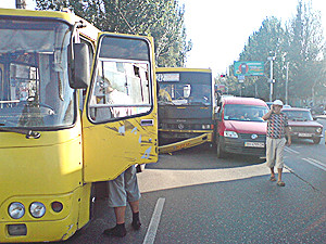 По дороге на поселок Котовского две маршрутки столкнулись с легковушкой 