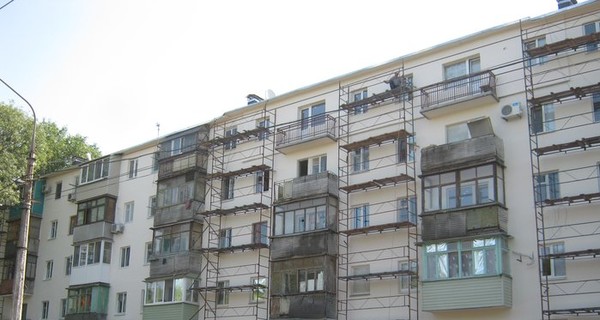 Жители, пострадавшие от взрыва газа в мариупольской высотке, возвращаются в пустые квартиры