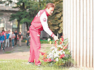Сергей Безруков почтил память погибших футболистов