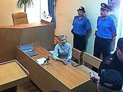 Тимошенко сидит в суде с косой и белыми розами