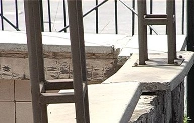 В центре Макеевки на головы людей может обрушиться навес подземного перехода