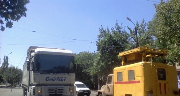 На Донетчине фура оставила горожан без света и троллейбусов