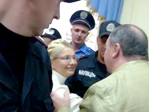 Юлия Тимошенко всех целует, борется с курением и читает 