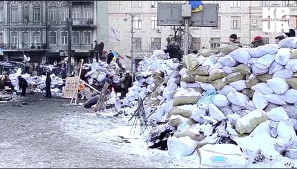 Митингующие на Майдане греются футболом и возле буржуек