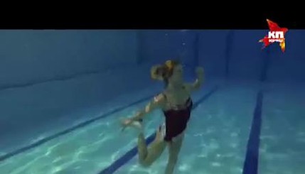 Акробаты станцевали под водой в поддержку олимпийских фигуристов