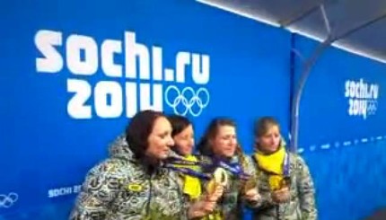 Украинские биатлонистки кусают золотые медали