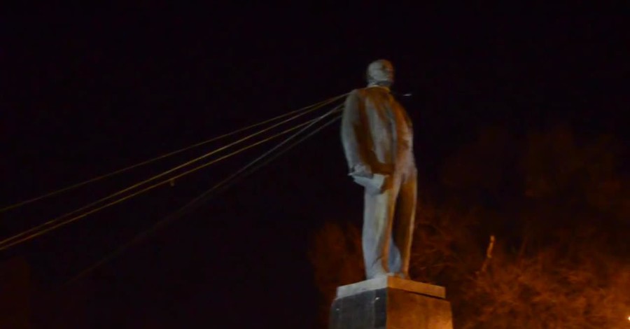 В Полтаве снесли памятник Ленину