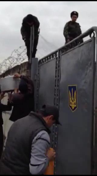 Татары подкармливают заблокированных украинских военных