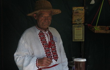 Медом в саду Шевченко будут торговать до Спаса