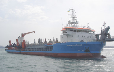 Под Одессой работает уникальное судно-землесос