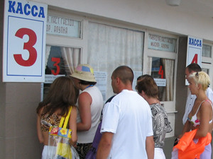 Туристов по Крыму возят переполненные автобусы