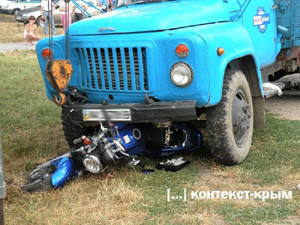 В Симферополе грузовик протаранил мотоцикл