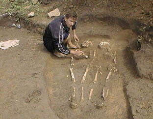 Ученые разоряют захоронения и торгуют целыми выставками экспонатов