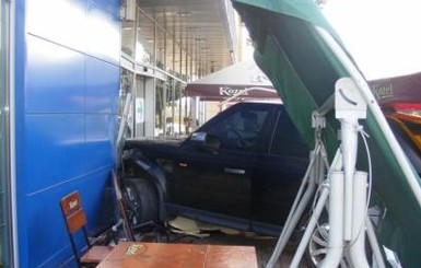В Донецке джип запрыгнул на летнюю площадку кафе