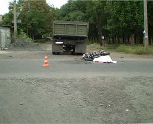 Под Донецком мотоцикл угодил под грузовик