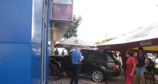 Range Rover влетел в кафе 