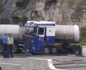 В Севастополе бензовоз врезался в 