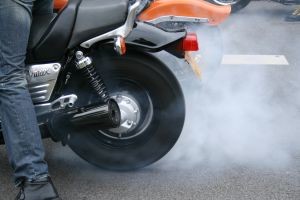 Под Феодосией неизвестный водитель врезался в байкеров