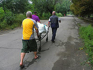 По улицам Днепродзержинска на каталке возили покойника