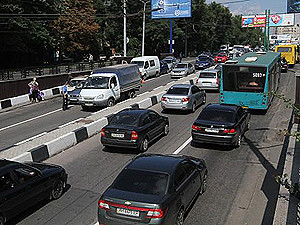 В центре Донецка врезались три легковушки и автобус. На Киевском проспекте пробка