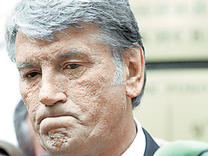 Ющенко в суде встретили криками 