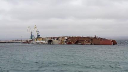 Российские военные затопили свой корабль в крымской бухте