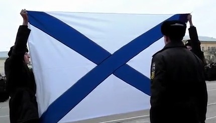Под гимн Украины на Нахимовскую академию водрузили российский флаг