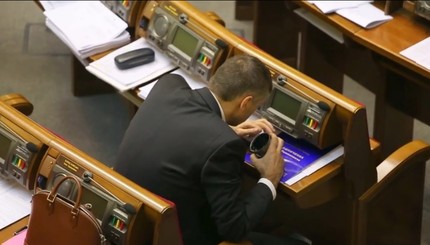 Депутат Мирошниченко ел руками из термоса