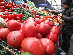 На Лукьяновке распродают остатки кукурузы по гривне, а на Владимирском берут яйца по 15