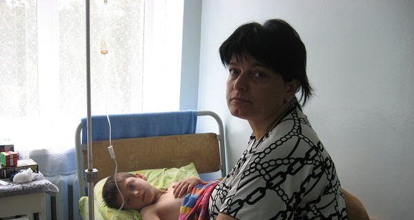 Качели оборвались и разбили голову ребенку