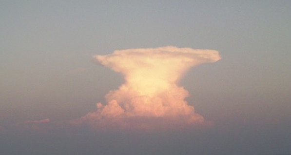 Пляжников на Азовском море напугало облако-ядерный грибок 