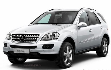 В Харькове Mercedes раскидал четыре машины, покалечил человека и умчался 