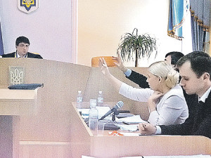 Юлия Тимошенко пришла в суд без косы и с синяками
