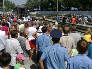 В Феодосии парашютисты упали на железнодорожные пути