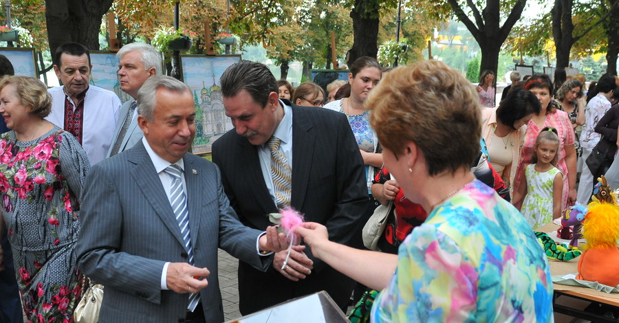 Мэру подарили галстук-вышиванку и капитанскую трубку