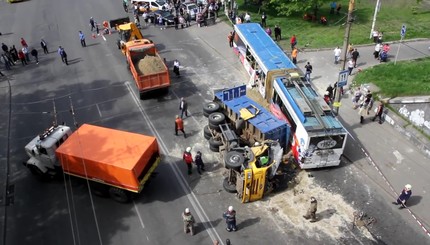 В Киеве грузовик с песком протаранил троллейбус 