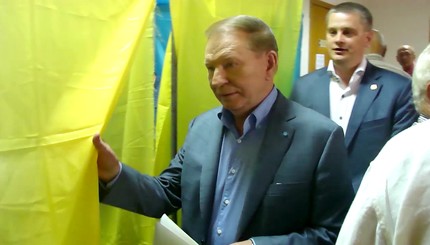 Леонид Кучма перепутал кабинки для голосования 