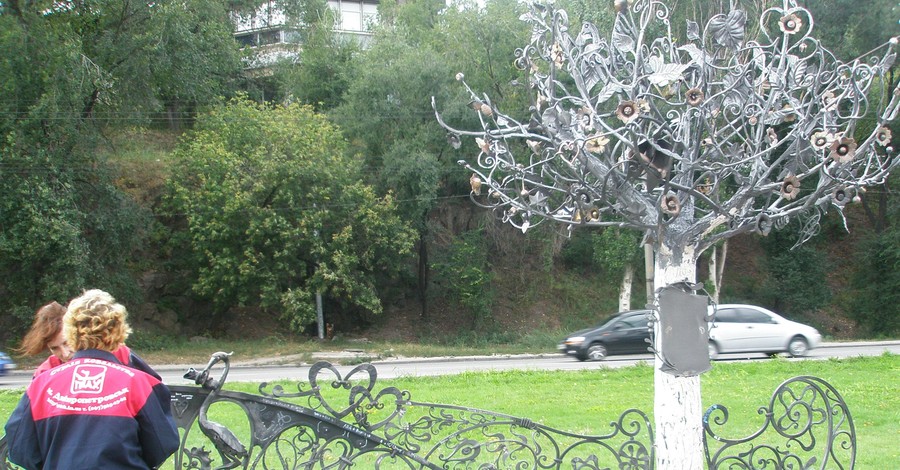 На набережную вернули дерево счастья