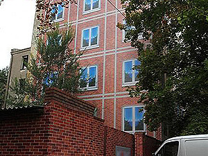 В центре Донецка полуразрушенные здания прикрывают баннерами крутых особняков