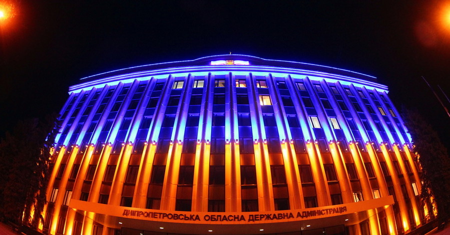 Днепропетровскую облгосадминистрацию подсветили желто-синими цветами, превратив в самый большой в стране флаг Украины