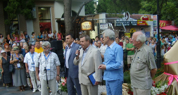 В Ялте Лев Дуров и Сергей Никоненко открыли памятник Ханжонкову