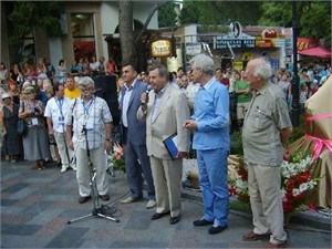 В Ялте Лев Дуров и Сергей Никоненко открыли памятник Ханжонкову